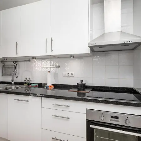 Semesterbostad Cozy Two-storey House With Terrace In