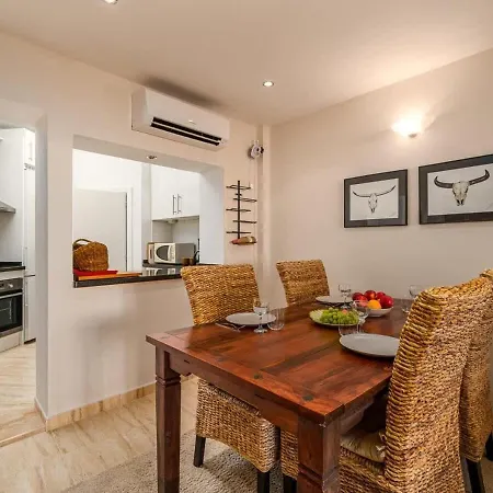 Semesterbostad Cozy Two-storey House With Terrace In
