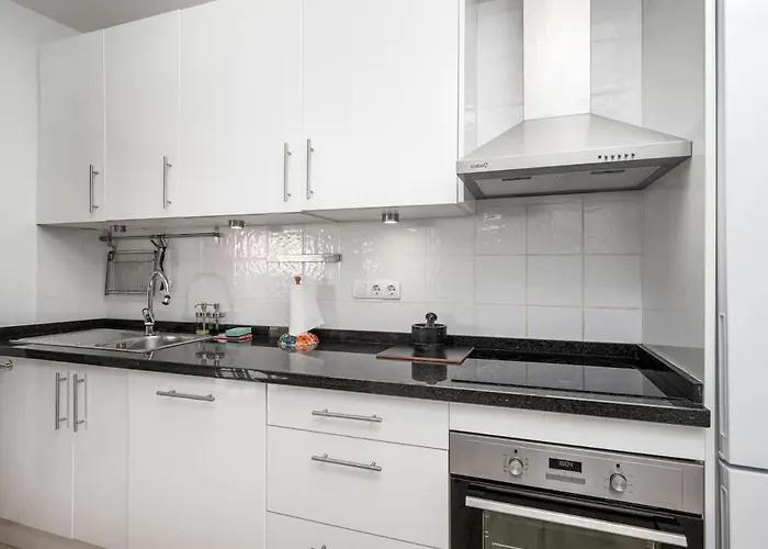 Semesterbostad Cozy Two-storey House With Terrace In