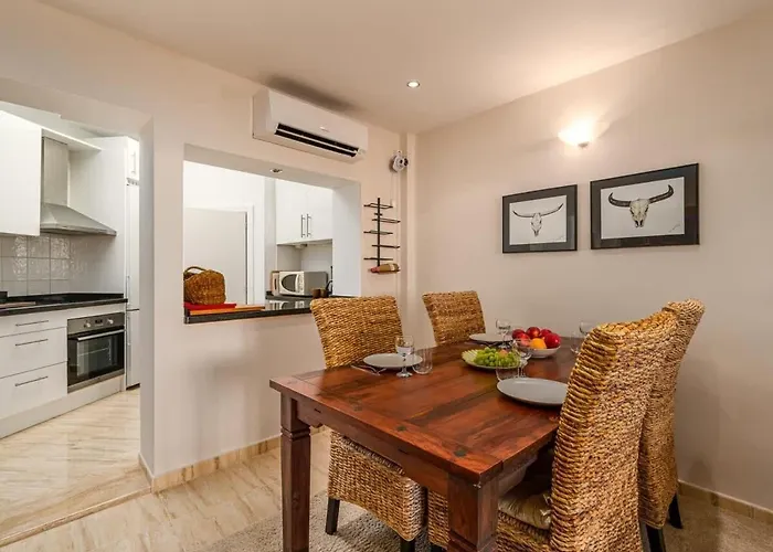 Semesterbostad Cozy Two-storey House With Terrace In